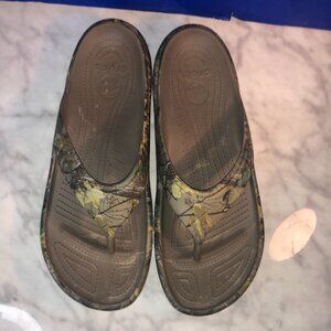 Mens Shoes Crocs Sandals Flip Flops Sz 12 Cammo Pre-owned